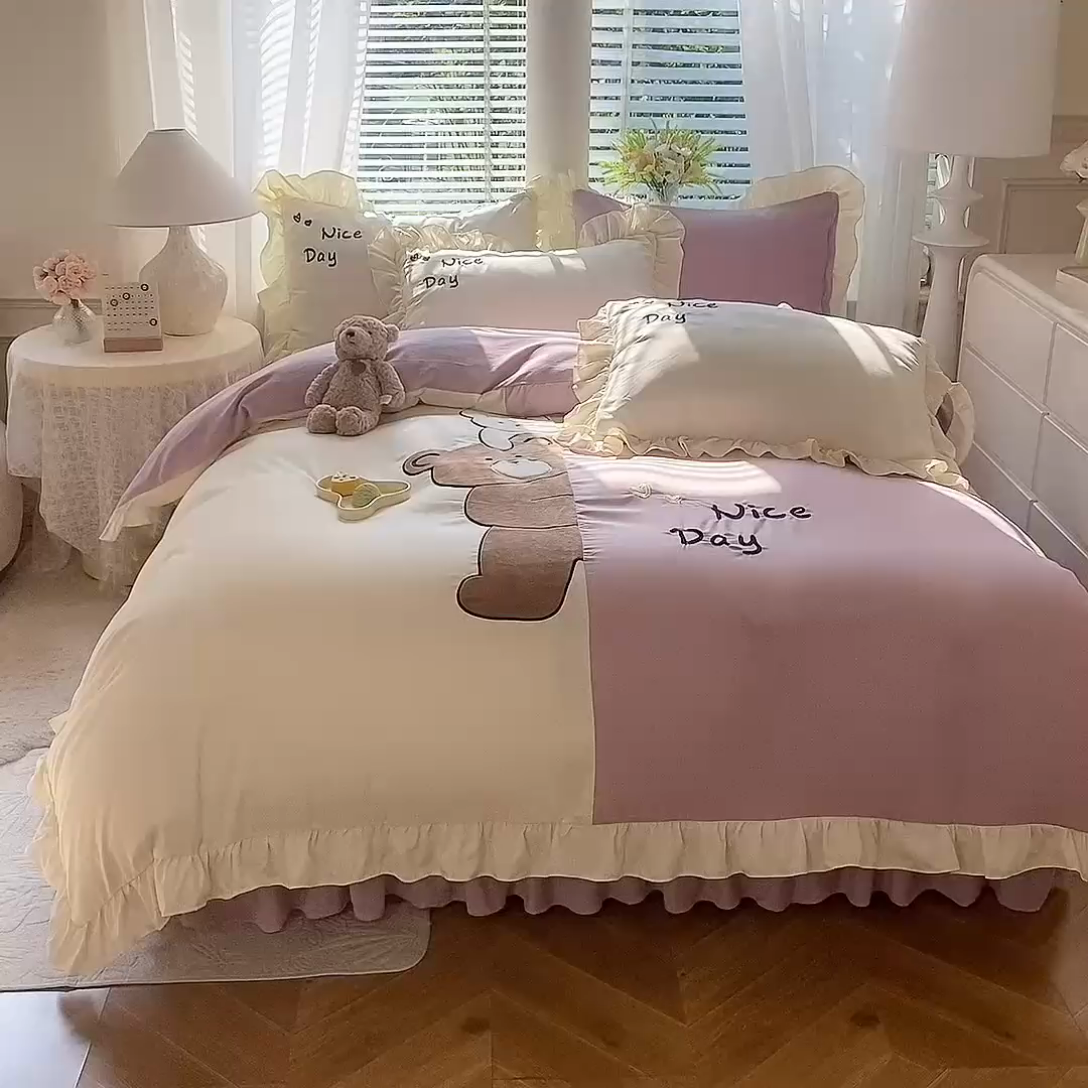 91家纺网 家纺一手货源 找家纺 绒兔兔 2024新款棉加牛奶绒贴布绣四件套 可爱熊仔-浅紫