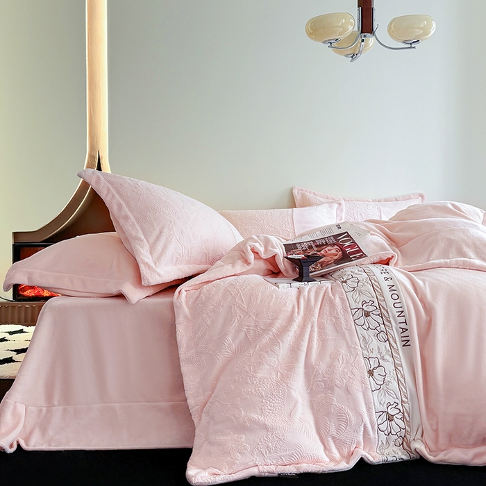 91家纺网 家纺一手货源 找家纺 宜家坊 2024新款法式轻奢全消光牛奶绒雕花拼接刺绣四件套-丛林猎豹（含无纺布包装） 丛林猎豹-奶油粉