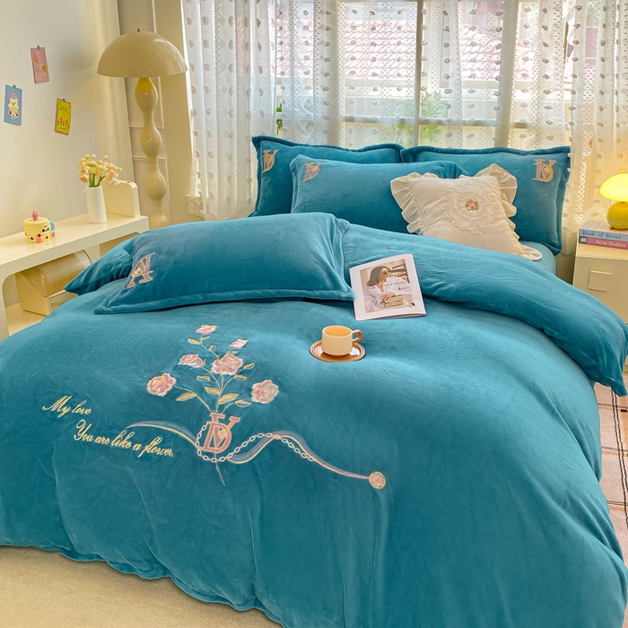 91家纺网 家纺一手货源 找家纺 晶缦家纺 2024新款高克重牛奶绒刺绣花四件套 点点花季-雅绿