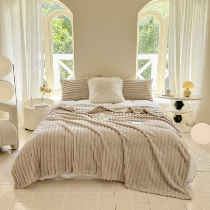 91家纺网 家纺一手货源 找家纺 （总）花言狐语 2025新款兔毛绒多功能毛毯抽条牛奶绒贝贝绒毛毯