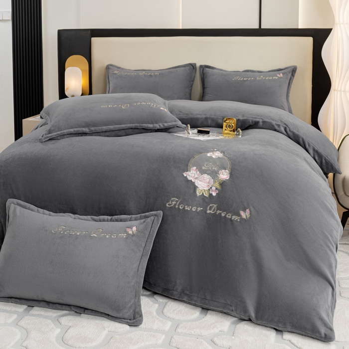 91家纺网 家纺一手货源 找家纺 晶缦家纺 2024新款高克重牛奶绒刺绣花四件套 花仙子-烟灰