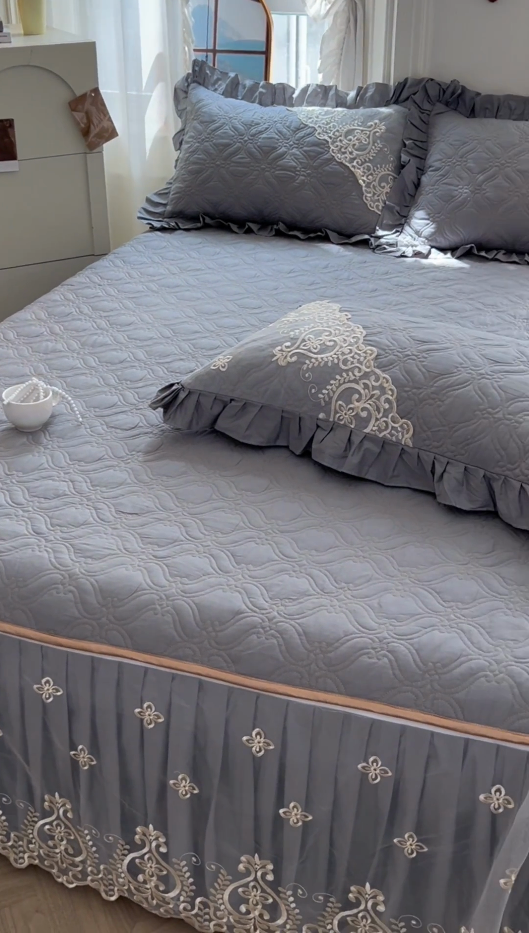 91家纺网 家纺一手货源 找家纺 罗艺轩 2024新款公主风全棉加厚可脱卸床笠式床裙三件套 慕雅-高级灰