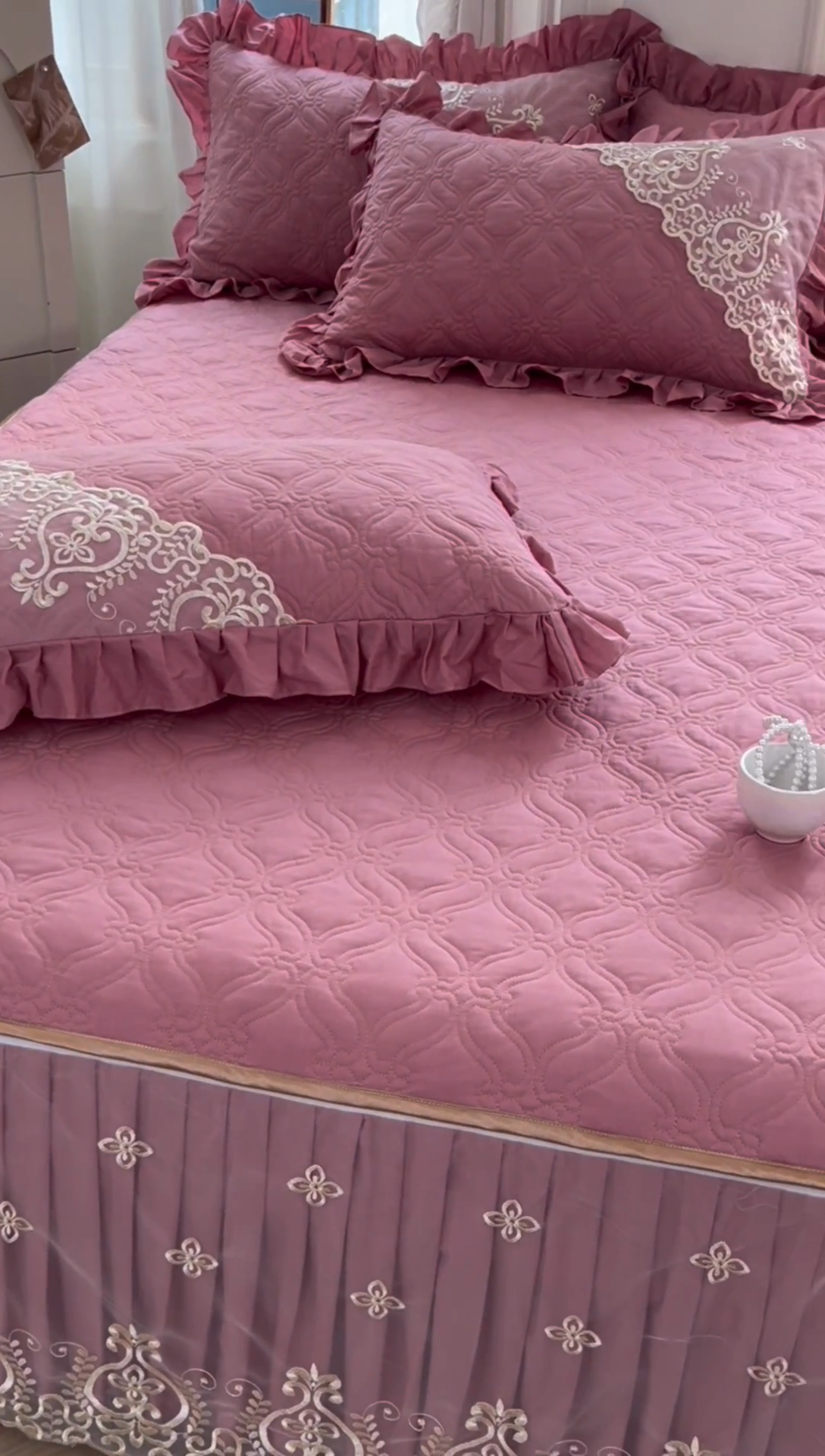 91家纺网 家纺一手货源 找家纺 罗艺轩 2024新款公主风全棉加厚可脱卸床笠式床裙三件套 慕雅-豆沙