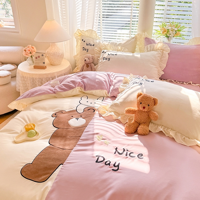 91家纺网 家纺一手货源 找家纺 绒兔兔 2024新款棉加牛奶绒贴布绣四件套 可爱熊仔-浅紫