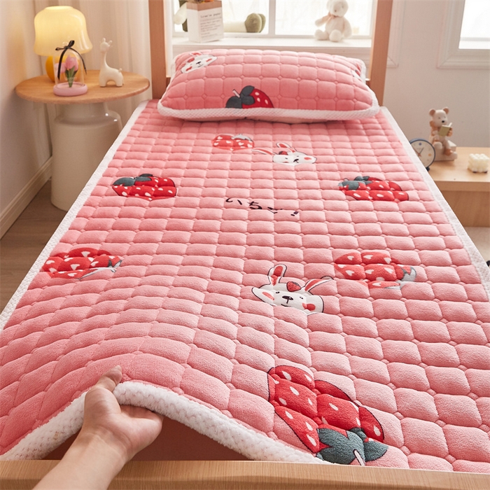 91家纺网 家纺一手货源 找家纺 东宇床垫 2025新款牛奶绒床褥学生床 草莓派对