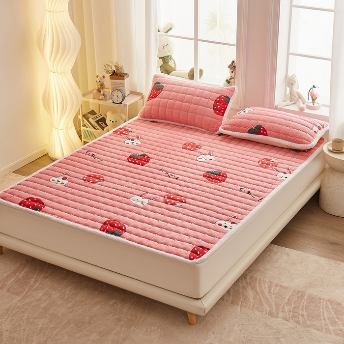 91家纺网 家纺一手货源 找家纺 东宇床垫 2024新款牛奶绒床褥大床 草莓派对