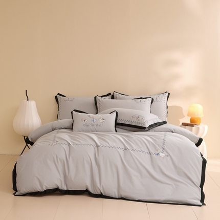 91家纺网 家纺一手货源 找家纺 如一 2024新款全棉水洗棉刺绣工艺款四件套--风格二 加油鸭-琥珀银