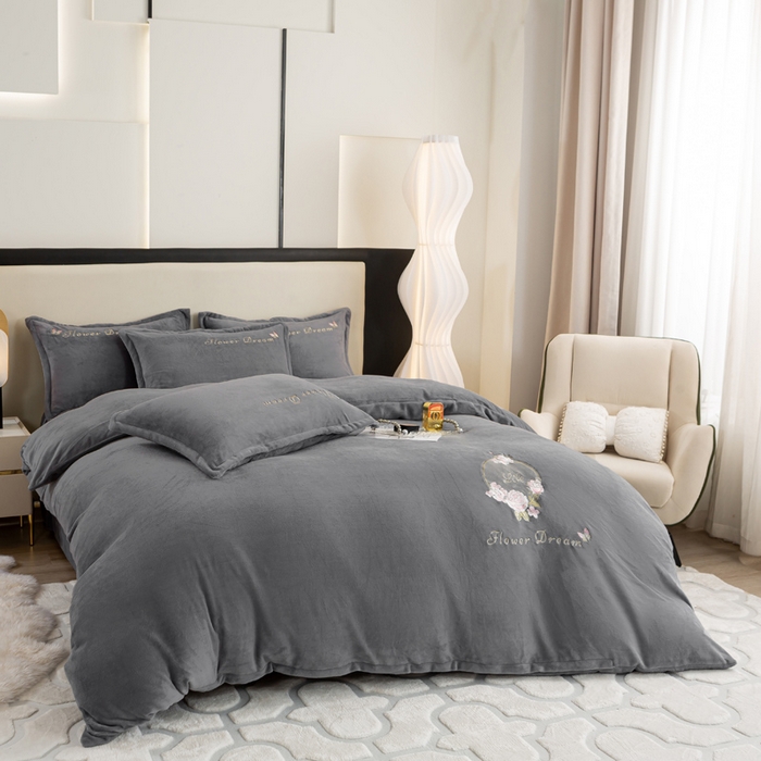 91家纺网 家纺一手货源 找家纺 晶缦家纺 2024新款高克重牛奶绒刺绣花四件套 花仙子-烟灰