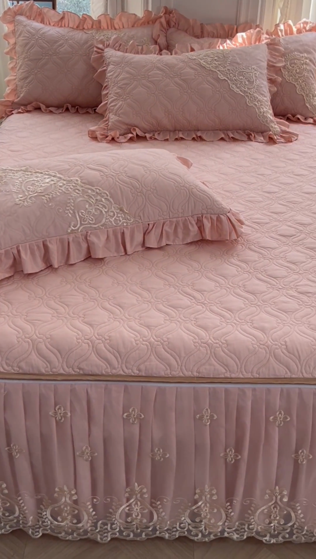 91家纺网 家纺一手货源 找家纺 罗艺轩 2024新款公主风全棉加厚可脱卸床笠式床裙三件套 慕雅-柔粉