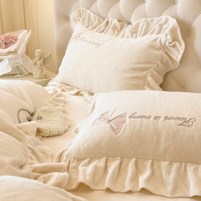 91家纺网 家纺一手货源 找家纺 亲亲公主 2025新款全消光230克A类牛奶绒绣花四件套- 梦幻巴黎 蝴蝶奶油白