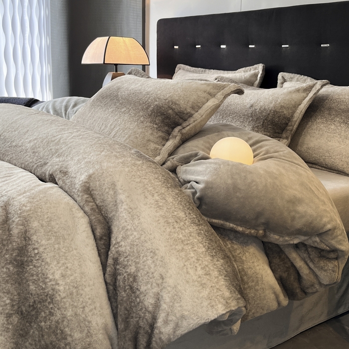 91家纺网 家纺一手货源 找家纺 慕尚家纺 2025新款高端亲肤舒适暖芙兔毛四件套 暖芙-灰棕