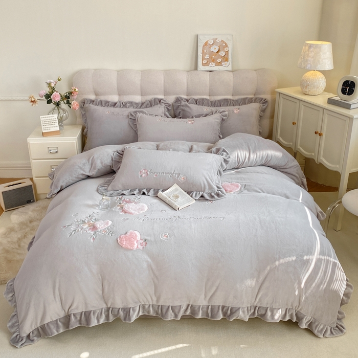 91家纺网 家纺一手货源 找家纺 蜜柚 2024新款全消光高克重韩版小清新贴布绣四件套 花妍-灰