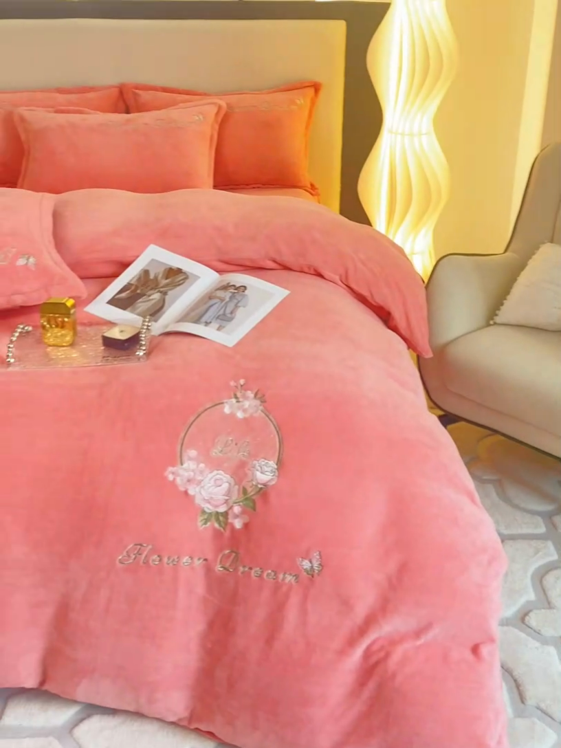 91家纺网 家纺一手货源 找家纺 晶缦家纺 2024新款高克重牛奶绒刺绣花四件套 花仙子-玉粉