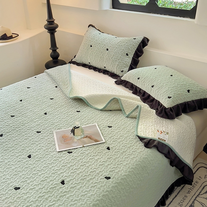 91家纺网 家纺一手货源 找家纺 美梦家纺 2024新款牛奶绒法式绣花夹棉床盖 绒爱心·松叶绿