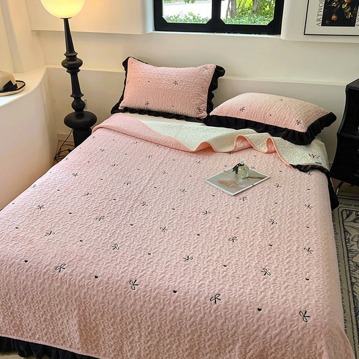 91家纺网 家纺一手货源 找家纺 美梦家纺 2024新款牛奶绒法式绣花夹棉床盖 绒蝴蝶结·樱花粉