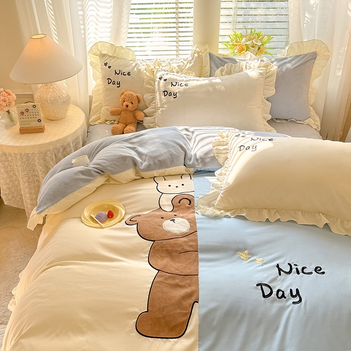 91家纺网 家纺一手货源 找家纺 绒兔兔 2024新款棉加牛奶绒贴布绣四件套 可爱熊仔-浅兰