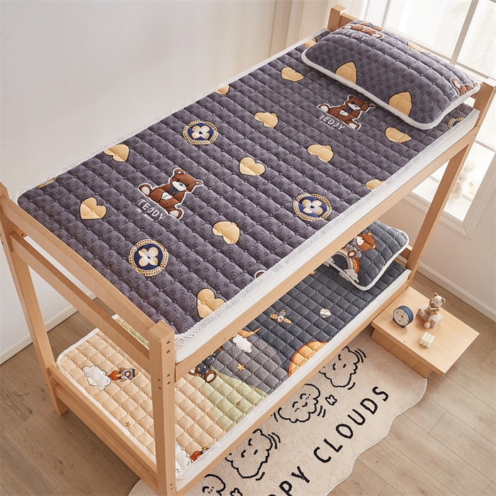 91家纺网 家纺一手货源 找家纺 东宇床垫 2025新款牛奶绒床褥学生床 伴我熊心