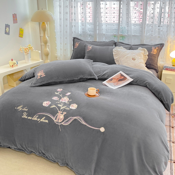 91家纺网 家纺一手货源 找家纺 晶缦家纺 2024新款高克重牛奶绒刺绣花四件套 点点花季-烟灰