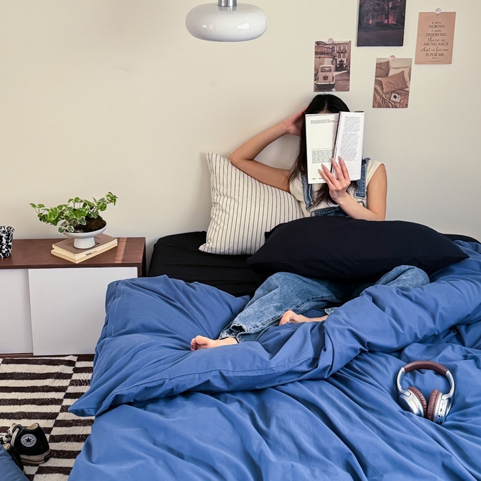 91家纺网 家纺一手货源 找家纺 艾沁家纺 2024新款简约风全棉色织水洗棉混搭四件套 深蓝+黑（深蓝枕+竖条枕）