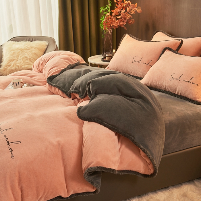 91家纺网 家纺一手货源 找家纺 吾诺 2024新款双拼色牛奶绒四件套 风格一 双拼香槟