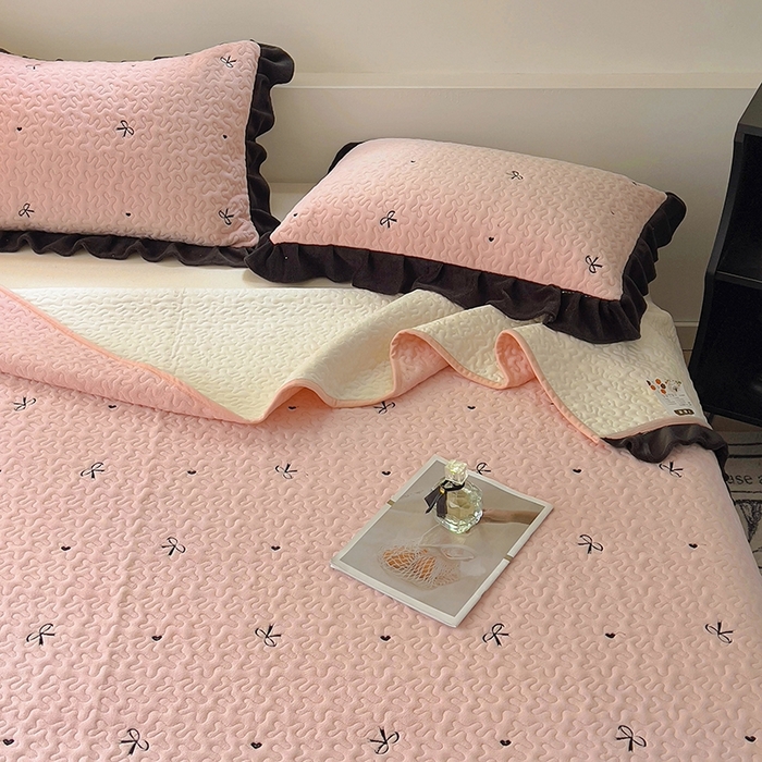 91家纺网 家纺一手货源 找家纺 美梦家纺 2024新款牛奶绒法式绣花夹棉床盖 绒蝴蝶结·樱花粉