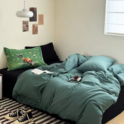 91家纺网 家纺一手货源 找家纺 艾沁家纺 2024新款简约风全棉色织水洗棉混搭四件套 墨绿+黑(黑色枕+印花枕)