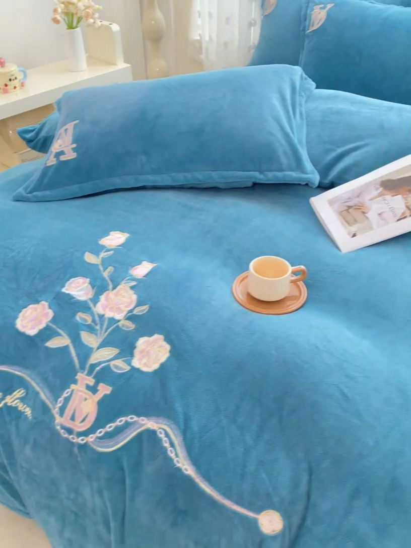 91家纺网 家纺一手货源 找家纺 晶缦家纺 2024新款高克重牛奶绒刺绣花四件套 点点花季-雅绿