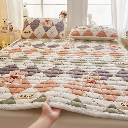 91家纺网 家纺一手货源 找家纺 东宇床垫 2024新款牛奶绒床褥大床 彩色格子熊