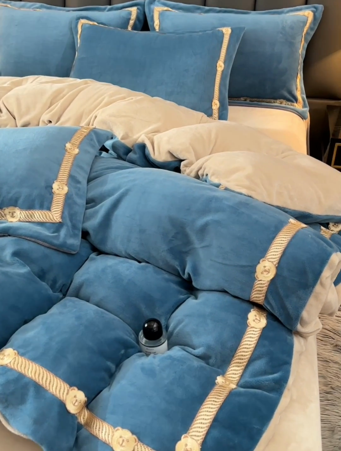 91家纺网 家纺一手货源 找家纺 云家 （包含买家秀）2024新款高克重牛奶绒纯色双拼刺绣四件套珊瑚绒 凯迪系列 凯迪-宾利兰+米驼