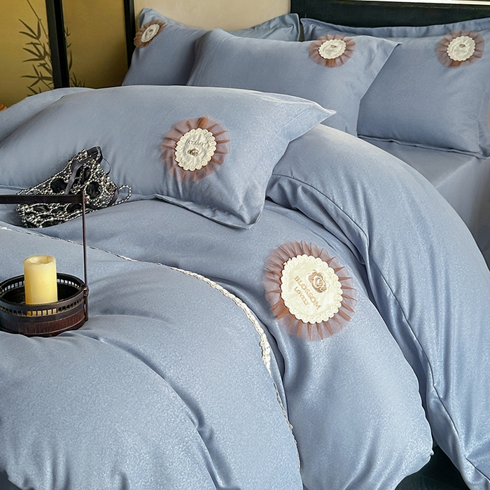 91家纺网 家纺一手货源 找家纺 宜家坊 2024秋冬加厚肌理纹碳素磨毛刺绣贴布绣花边新中式四件套 蓝色