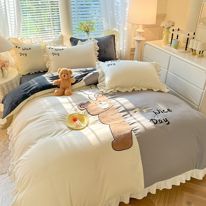 91家纺网 家纺一手货源 找家纺 绒兔兔 2024新款棉加牛奶绒贴布绣四件套 可爱熊仔-浅灰