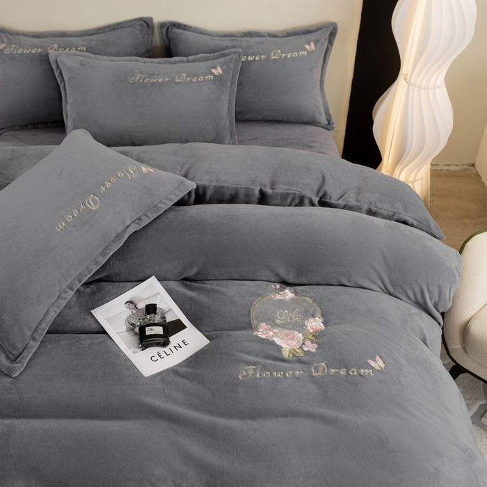 91家纺网 家纺一手货源 找家纺 晶缦家纺 2024新款高克重牛奶绒刺绣花四件套 花仙子-烟灰