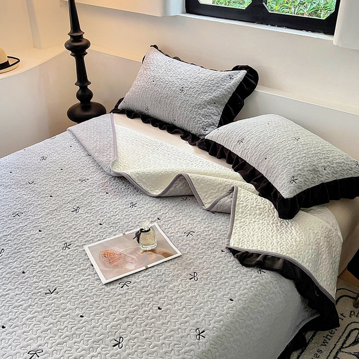 91家纺网 家纺一手货源 找家纺 美梦家纺 2024新款牛奶绒法式绣花夹棉床盖 绒蝴蝶结·银河灰