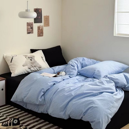 91家纺网 家纺一手货源 找家纺 艾沁家纺 2024新款简约风全棉色织水洗棉混搭四件套 天蓝+黑（黑色枕+印花枕）