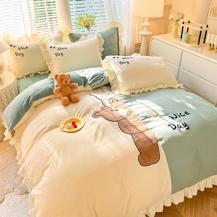 91家纺网 家纺一手货源 找家纺 绒兔兔 2024新款棉加牛奶绒贴布绣四件套 可爱熊仔-浅绿