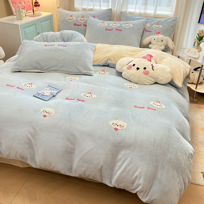 91家纺网 家纺一手货源 找家纺 慕尚家纺 2025新款牛奶绒毛巾绣刺绣四件套 小萌狗 蓝白