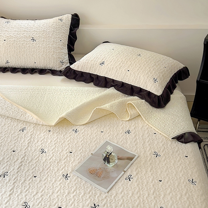 91家纺网 家纺一手货源 找家纺 美梦家纺 2024新款牛奶绒法式绣花夹棉床盖 绒蝴蝶结·奶昔白