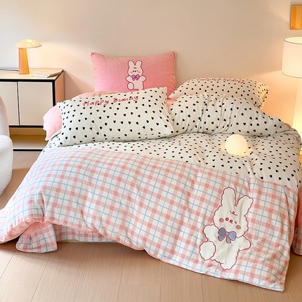 91家纺网 家纺一手货源 找家纺 如一 2024新款牛奶绒拼接工艺款贴布绣+毛巾绣四件套 贴布绣-领结兔