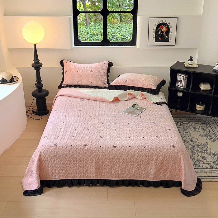 91家纺网 家纺一手货源 找家纺 美梦家纺 2024新款牛奶绒法式绣花夹棉床盖 绒蝴蝶结·樱花粉