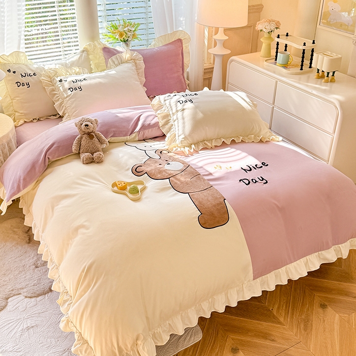 91家纺网 家纺一手货源 找家纺 绒兔兔 2024新款棉加牛奶绒贴布绣四件套 可爱熊仔-浅紫