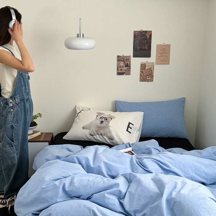 91家纺网 家纺一手货源 找家纺 艾沁家纺 2024新款简约风全棉色织水洗棉混搭四件套 天蓝+黑（天蓝枕+印花枕）