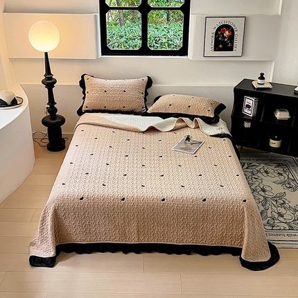 91家纺网 家纺一手货源 找家纺 美梦家纺 2024新款牛奶绒法式绣花夹棉床盖 绒爱心·卡其色