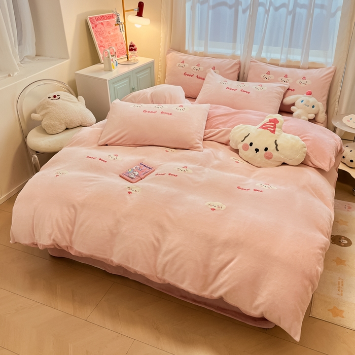 91家纺网 家纺一手货源 找家纺 慕尚家纺 2025新款牛奶绒毛巾绣刺绣四件套 小萌狗 粉