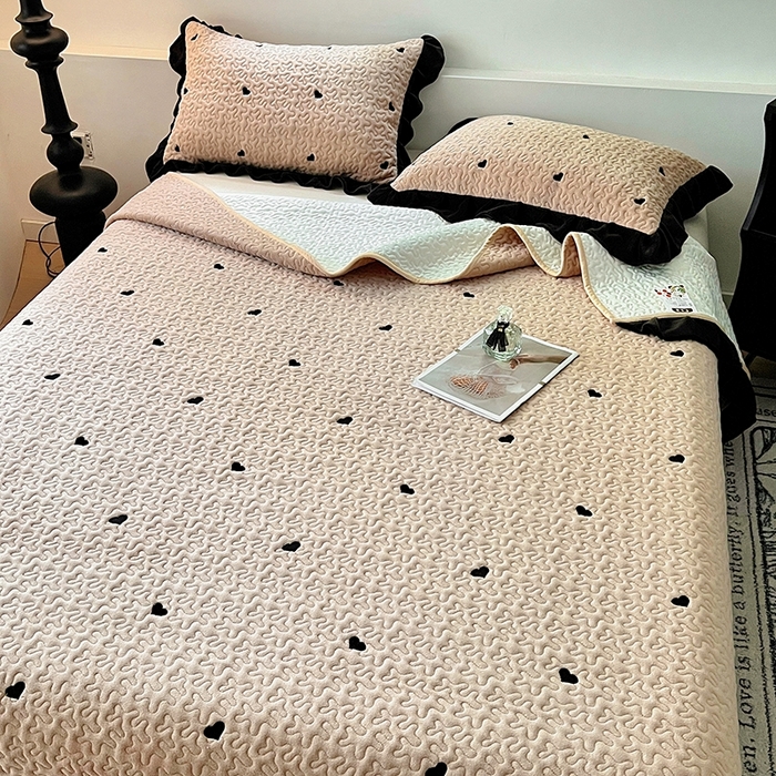91家纺网 家纺一手货源 找家纺 美梦家纺 2024新款牛奶绒法式绣花夹棉床盖 绒爱心·卡其色