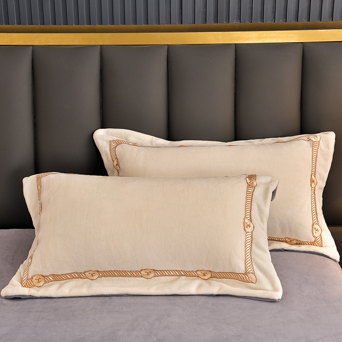 91家纺网 家纺一手货源 找家纺 云家 （包含买家秀）2024新款高克重牛奶绒纯色双拼刺绣四件套珊瑚绒 凯迪系列 凯迪-奶昔白+高级灰