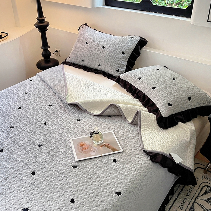 91家纺网 家纺一手货源 找家纺 美梦家纺 2024新款牛奶绒法式绣花夹棉床盖 绒爱心·银河灰