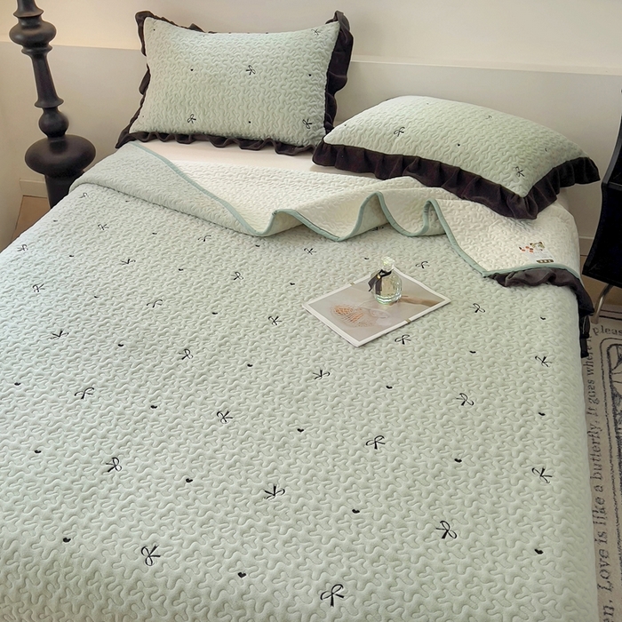 91家纺网 家纺一手货源 找家纺 美梦家纺 2024新款牛奶绒法式绣花夹棉床盖 绒蝴蝶结·松叶绿