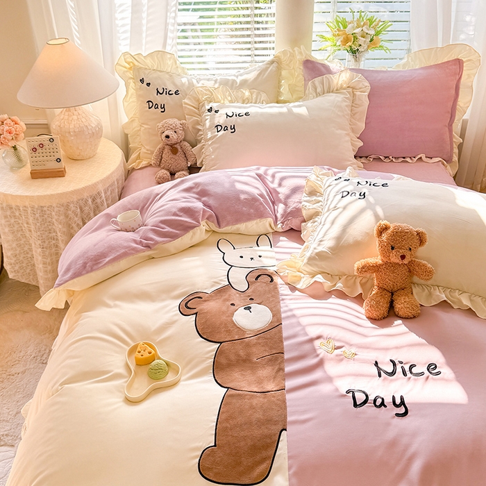 91家纺网 家纺一手货源 找家纺 绒兔兔 2024新款棉加牛奶绒贴布绣四件套 可爱熊仔-浅紫