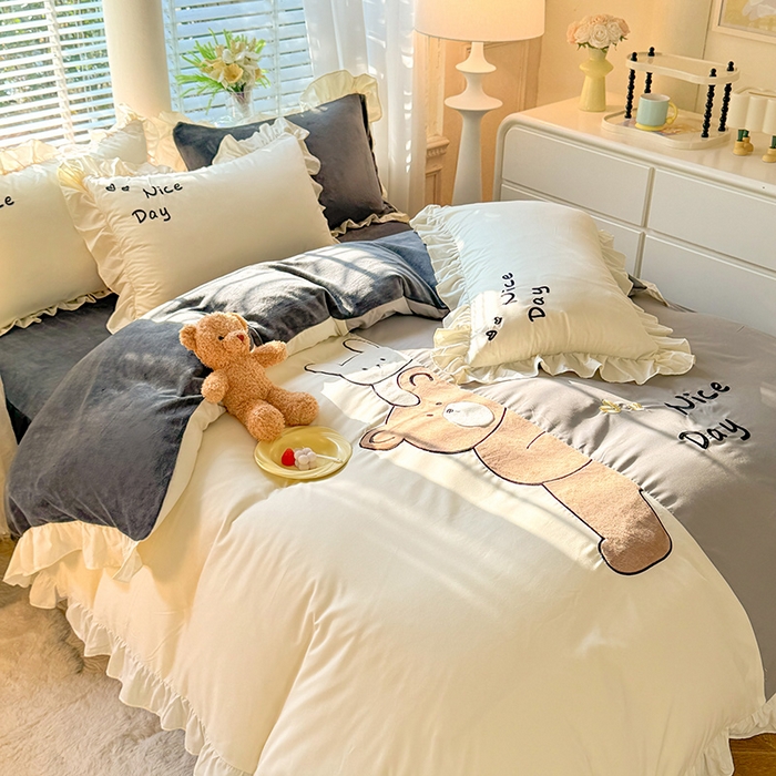 91家纺网 家纺一手货源 找家纺 绒兔兔 2024新款棉加牛奶绒贴布绣四件套 可爱熊仔-浅灰