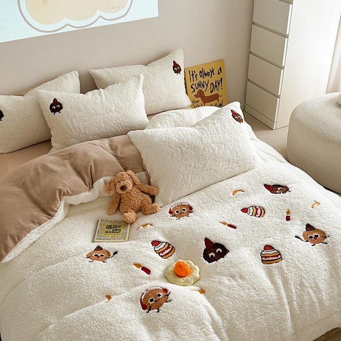 91家纺网 家纺一手货源 找家纺 蜜柚 2024新款高克重羊羔绒牛奶绒毛巾绣四件套 曲奇乐园